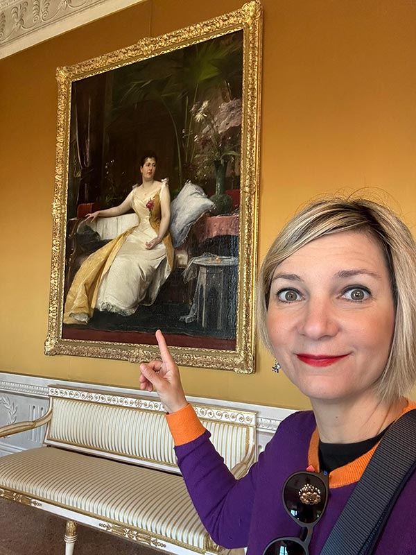 Magyar alkotók Firenzében: Munkácsy Mihály festménye egy Lucca környéki villában melyre Kiss Eszter csodálkozva rámutat